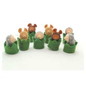 Fairyshadow Little Critter in a Hedge Cozy