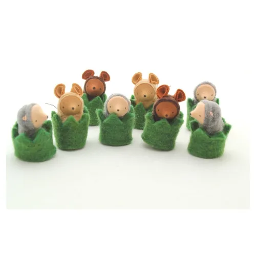 Fairyshadow Little Critter in a Hedge Cozy